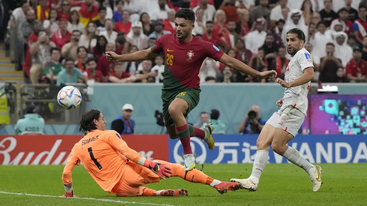 Foto: Sinar Bintang Muda Goncalo Ramos, Catatkan Hattrick Pertama di Piala Dunia 2022 setelah Gantikan Posisi Ronaldo di Skuad Portugal