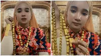 Emak-emak pamer emas yang ia pakai di sekujur tubuh, tak mau disebut riya. (Sumber: TikTok/@raeshamas)