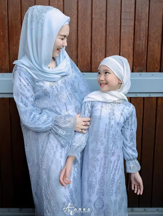 Ayu Ting Ting terlihat begitu anggun dengan busana Lebaran warna biru. Ia serasi dengan Bilqis yang terlihat makin menawan. Paras cantik Ayu dan Bilqis ini membuat warganet tak ragu untuk berikan pujian di kolom komentar. (Liputan6.com/IG/ayutingting92)