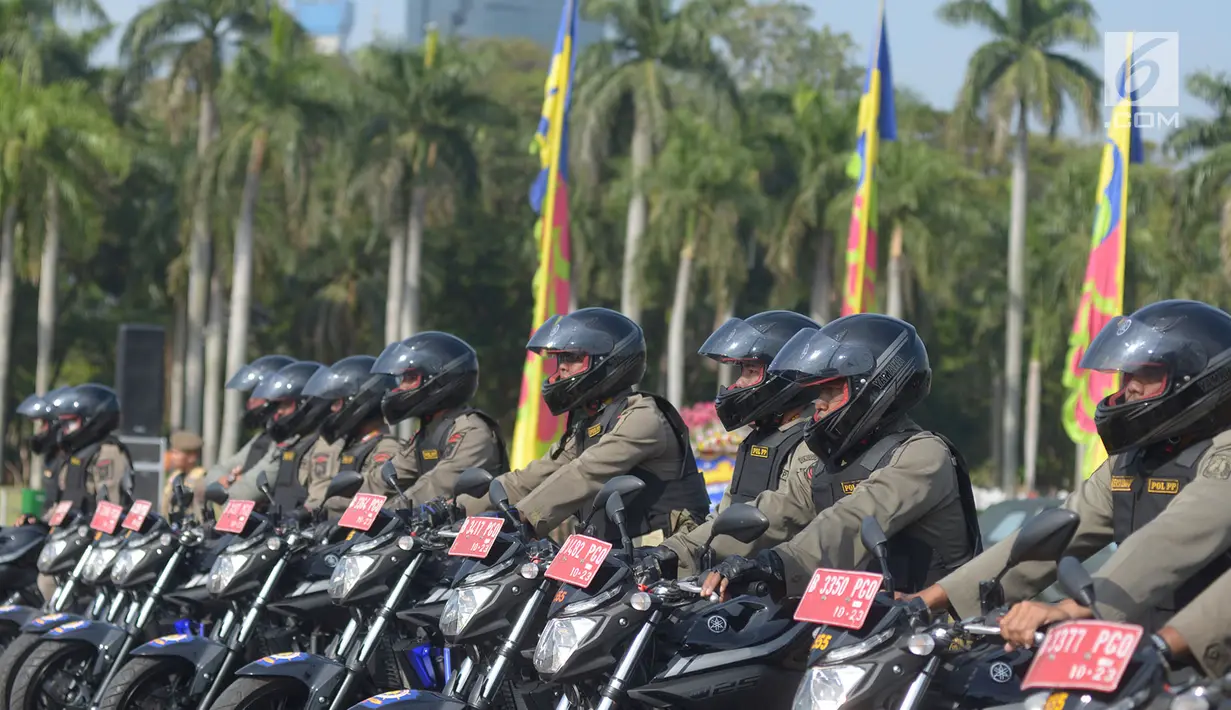 Satuan Polisi Pamong Praja (Satpol PP) menampilkan kendaraan milik mereka pada upacara peringatan HUT ke-69 Satpol PP dan ke-57 Satlinmas di Lapangan Monas, Jakarta, Rabu (7/8/2019). Dalam peringatan tersebut, Gubernur DKI Anies Baswedan bertindak menjadi inspektur upacara. (merdeka.com/Imam Buhori)