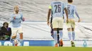 Penyerang Manchester City, Sergio Aguero (kiri) berselebrasi usai mencetak gol ke gawang Marseille pada pertandingan lanjutan Grup C Liga Champions di stadion Etihad di Manchester di London, Kamis (10/12/2020). City menang telak 3-0 atas Marseille. (AP Photo/Jon Super)