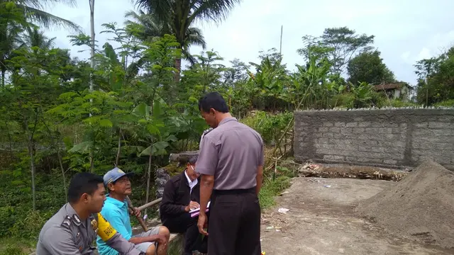Negosiasi untuk kembali membuka jalan antar desa yang ditutup oleh calon kades belum menemui titik temu. (Foto: Liputan6.com/Dok. Polsek Kalikajar/Muhamad Ridlo)