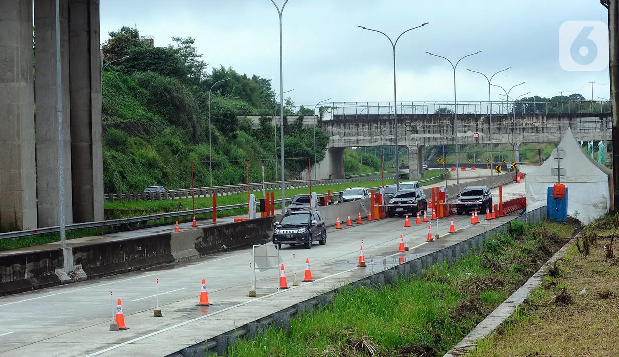 Pengendara mobil melintasi ruas Jalan Tol Bogor Ciawi-Sukabumi (Bocimi) seksi II di kawasan Cicurug-Cibadak, Sukabumi, Jawa Barat, Munggu (25/12/2022). Libur Natal dan Tahun Baru (Nataru), Jalan Tol Bocimi seksi II dibuka secara fungsional sejak 23 Desember 2022 hingga 2 Januari 2023 yang  bertujuan untuk mengantisipasi adanya lonjakan arus mudik dan balik dari Jabodetabek ke wilayah Sukabumi. (merdeka.com/Arie Basuki)