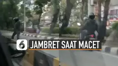Satu pelaku terlihat turun dari motor dan merampas hp korban.