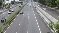 Kendaraan roda empat melintasi Jalan Tol Pancoran, Jakarta, Senin (12/9). Jalanan di Ibu Kota Jakarta tampak lengang pagi hingga menjelang siang karena warga sedang merayakan Idul Adha 1437 H. (Liputan6.com/Helmi Afandi)