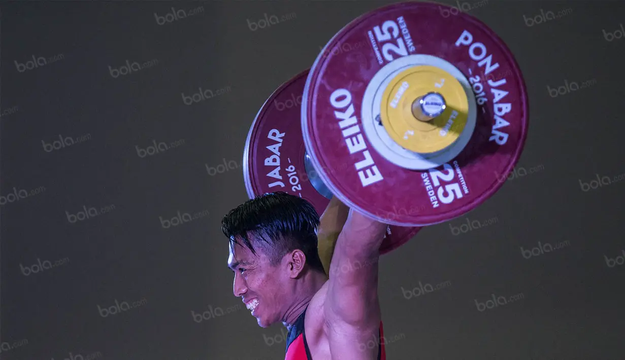 Deni juga memecahkan rekor PON milik Triyatno dalam angkatan clean and jerk. (Bola.com/Vitalis Yogi Trisna)
