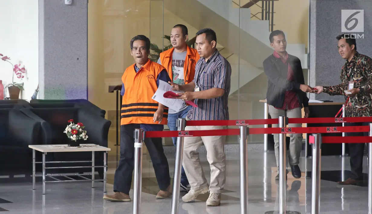 Terduga penyuap Bupati Subang Imas Aryumningsih, Data usai menjalani pemeriksaan di Gedung KPK, Jakarta, Rabu (21/3). Data diperiksa sebagai tersangka suap terkait perizinan di Pemkab Subang. (Liputan6.com/Herman Zakharia)