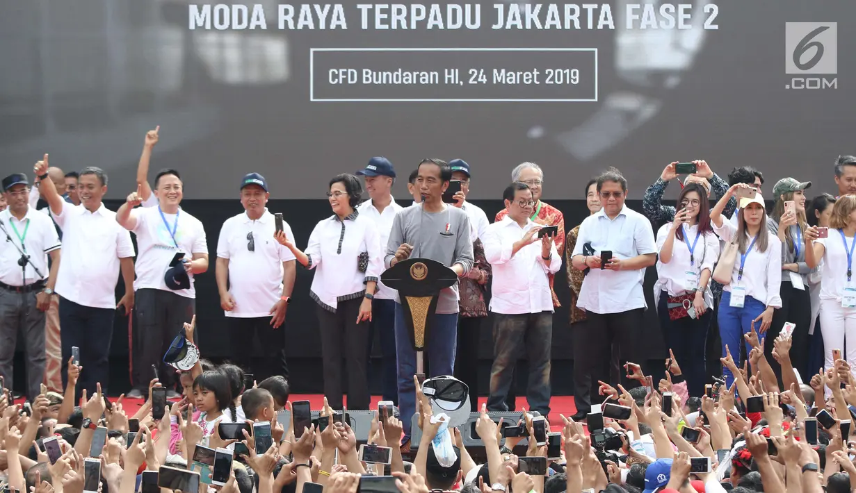 Presiden Joko Widodo (tengah) memberi sambutan peresmian pengoperasian Moda Raya Terpadu Jakarta fase 1 di kawasan Bundaran HI, Jakarta, Minggu (24/3). Acara ini sekaligus pencanangan pembangunan Moda Raya Terpadu Jakarta fase 2. (Liputan6.com/Helmi Fithriansyah)
