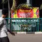Pejalan kaki melintas di depan kantor PSSI di kawasan Stadion Gelora Bung Karno, Jakarta, Sabtu (27/2/2016). Seseorang mengatasnamakan pecinta sepak bola mengirimi ucapan selamat kepada PSSI. (Liputan6.com/Helmi Fithriansyah)