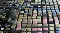 Polisi Kolombia memeriksa kokain sitaan. (Reuters/John Vizcaino)