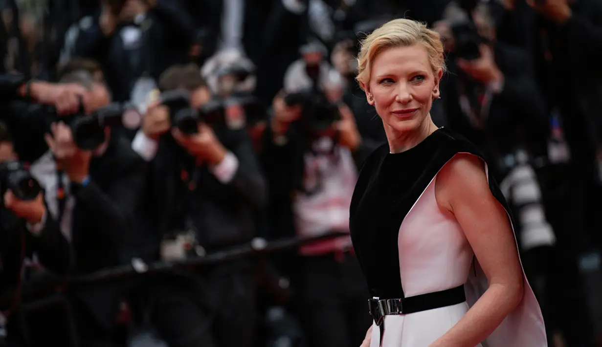 Cate Blanchett adalah lambang keanggunan saat ia bergabung dengan sesama superstar Natalie Portman dan Naomi Ackie di karpet merah Festival Film Cannes 2023. (AP Photo/Daniel Cole)