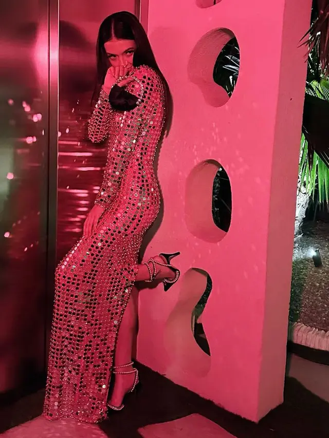 Raline Shah Mirip Lampu Disko.[@ralineshah]