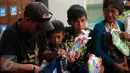 Ayah Mary Jane, Caesar Veloso (kiri) membawa dua anak Mary Jane saat berkunjung ke LP Kelas IIA Wirogunan Yogyakarta, Selasa (12/1/2016). Kunjungan keluarga untuk memperingati HUT ke-31 Mary Jane pada 10 Januari lalu. (Foto:Boy Harjanto)