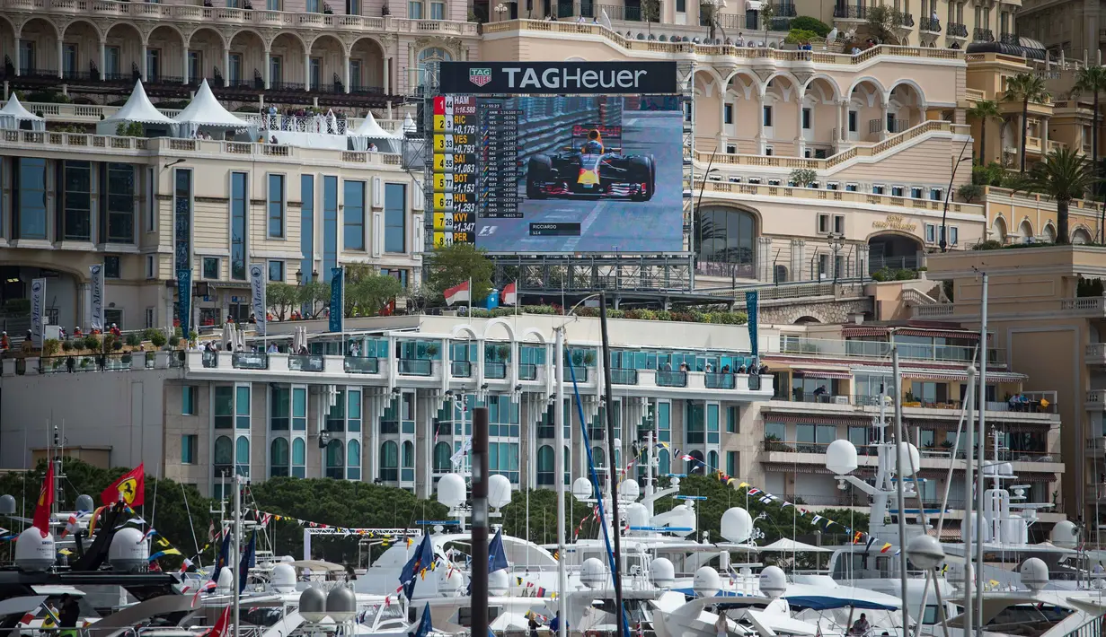 Layar besar terpampang dekat hotel dan jalan raya Monako yang menampilkan balapan F1 GP Monako, (26/5/2016). (AFP/Andrej Isakovic)
