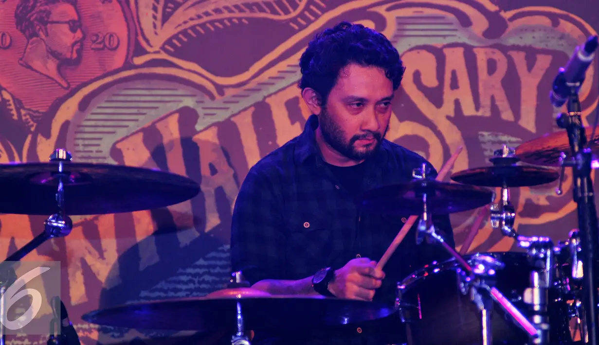 Aksi Pepeng mengebuk drum saat merayakan AnNaifesary hari jadinya yang ke-20 tahun di Jakarta, Kamis (22/10/2015). Naif menghibur para penggemar dengan menyanyikan 20 tembang hits andalan mereka. (Liputan6.com/Faisal R Syam)