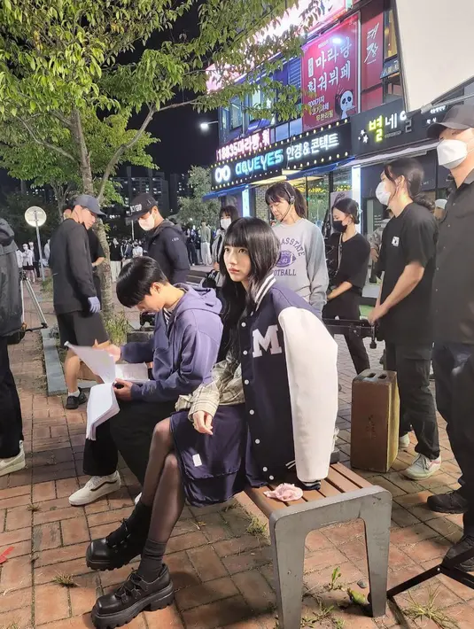 <p>Suzy tampak sedang menunggu untuk take. Difoto dalam mode candid saja, aktris berusia 29 tahun ini tampak stunning. (Foto: Instagram/ skuukzky)</p>