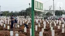 Warga saat melakukan ziarah di pemakaman khusus COVID-19 TPU Rorotan, Cilincing, Jakarta, Sabtu (31/7/2021). Warga yang melakukan ziarah diwajibkan mematuhi protokol kesehatan, menjaga jarak serta dilakukan secara terbatas. (Liputan6.com/Helmi Fithriansyah)