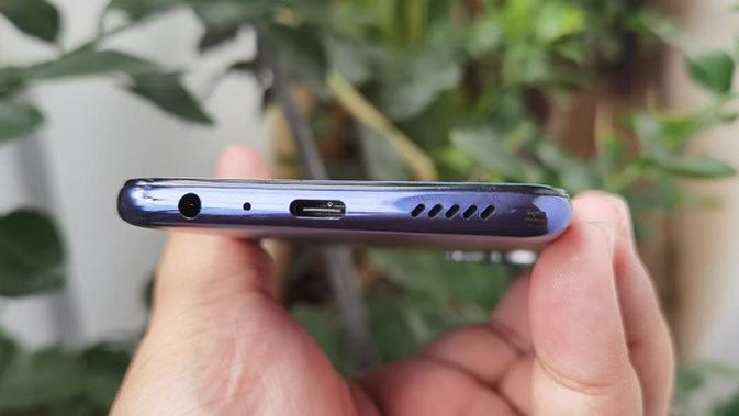 Penampilan Oppo Reno7 5G. (Liputan6.com/Agustinus M. Damar)