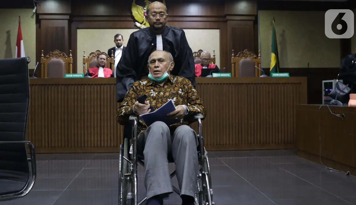 Terdakwa kasus dugaan kepemilikan senjata api illegal, Kivlan Zen usai menjalani sidang lanjutan di PN Jakarta Pusat, Kamis (3/10/2019). Majelis menunda sidang yang beragendakan pembacaan eksepsi karena alasan kesehatan dan legalitas kuasa hukum terdakwa. (Liputan6.com/Helmi Fithriansyah)