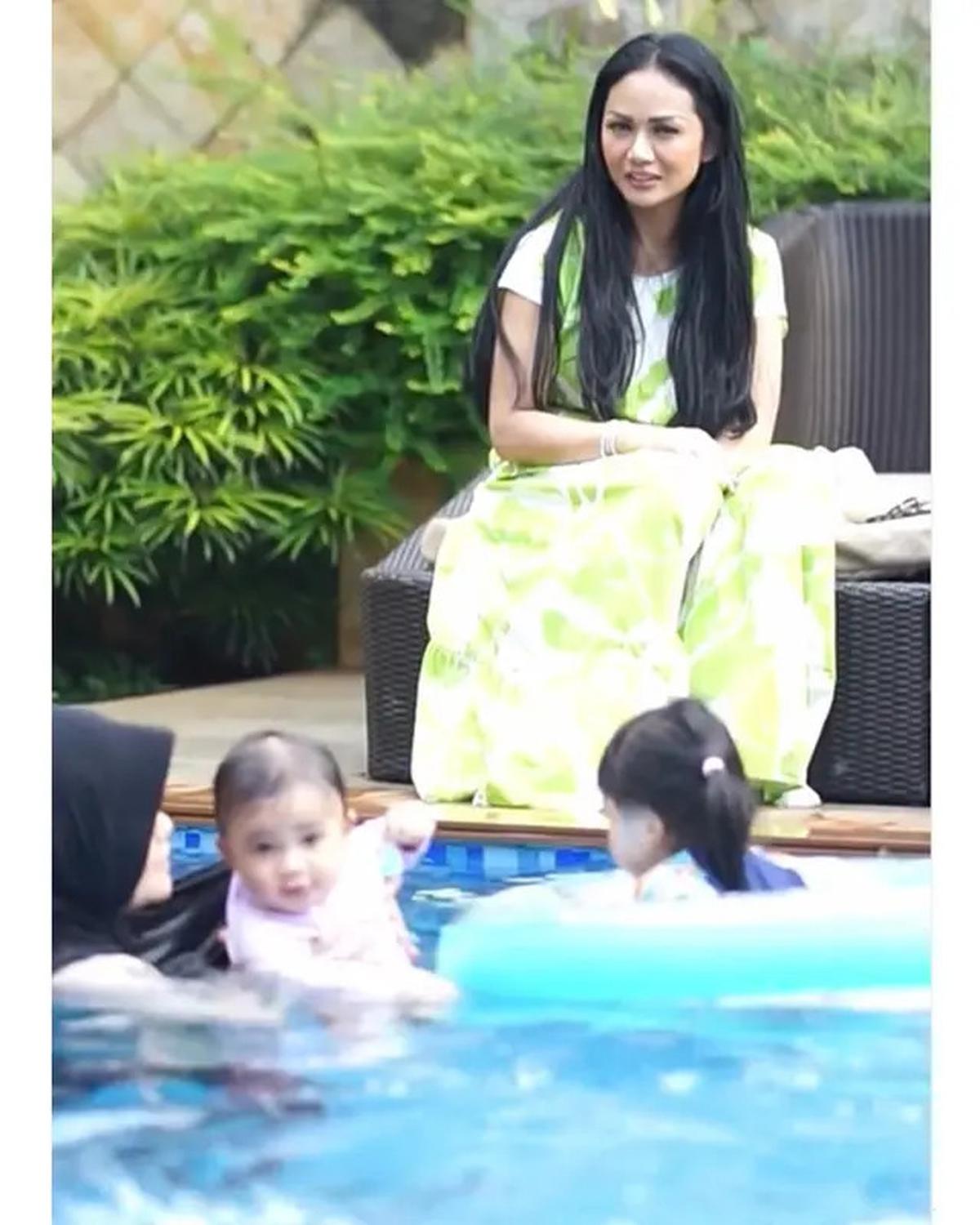 Aurel Liburan ke Madrid, Ini 6 Potret Krisdayanti Momong Ameena dan Azura di Jakarta