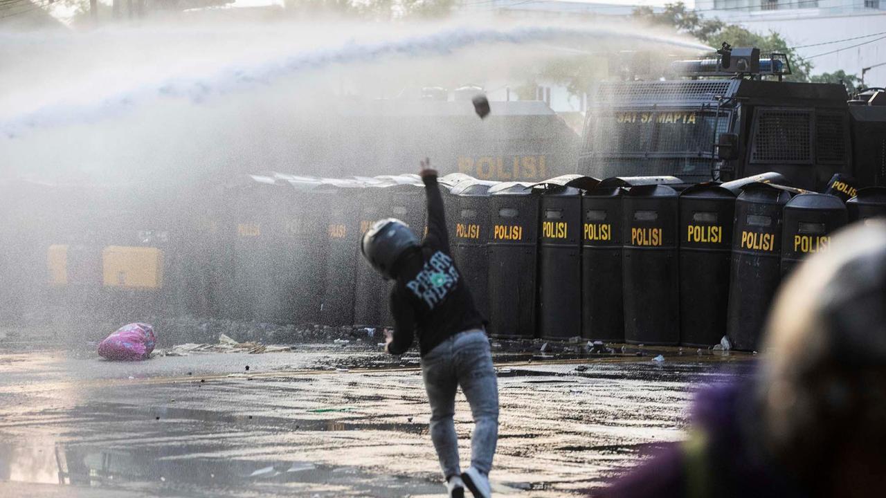 FOTO: Ricuh Aksi Mahasiswa Tolak Tunjangan DPR, Polisi Semprotkan Water Canon