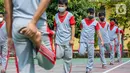 Anak binaan melakukan peregangan otot atau stretching di lapangan Lembaga Pembinaan Khusus Anak (LPKA) Klas 1 Tangerang, Banten, Sabtu (30/5/2020). Stretching dengan physical distancing selama pandemi Covid-19 meningkatkan sistem imunitas tubuh terjaga dengan baik (Liputan6.com/Fery Pradolo)