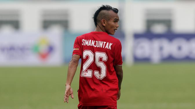 Gelandang Persija Jakarta, Riko Simanjuntak, saat melawan Bali United pada laga Piala Indonesia 2019 di Stadion Wibawa Mukti, Minggu (5/5). Persija menang 1-0 atas Bali United. (Bola.com/M Iqbal Ichsan)