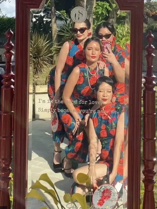 Detail sepatu mary jane juga membuat gayanya semakin chic. [Foto: Instagram/ Enzy Storia]