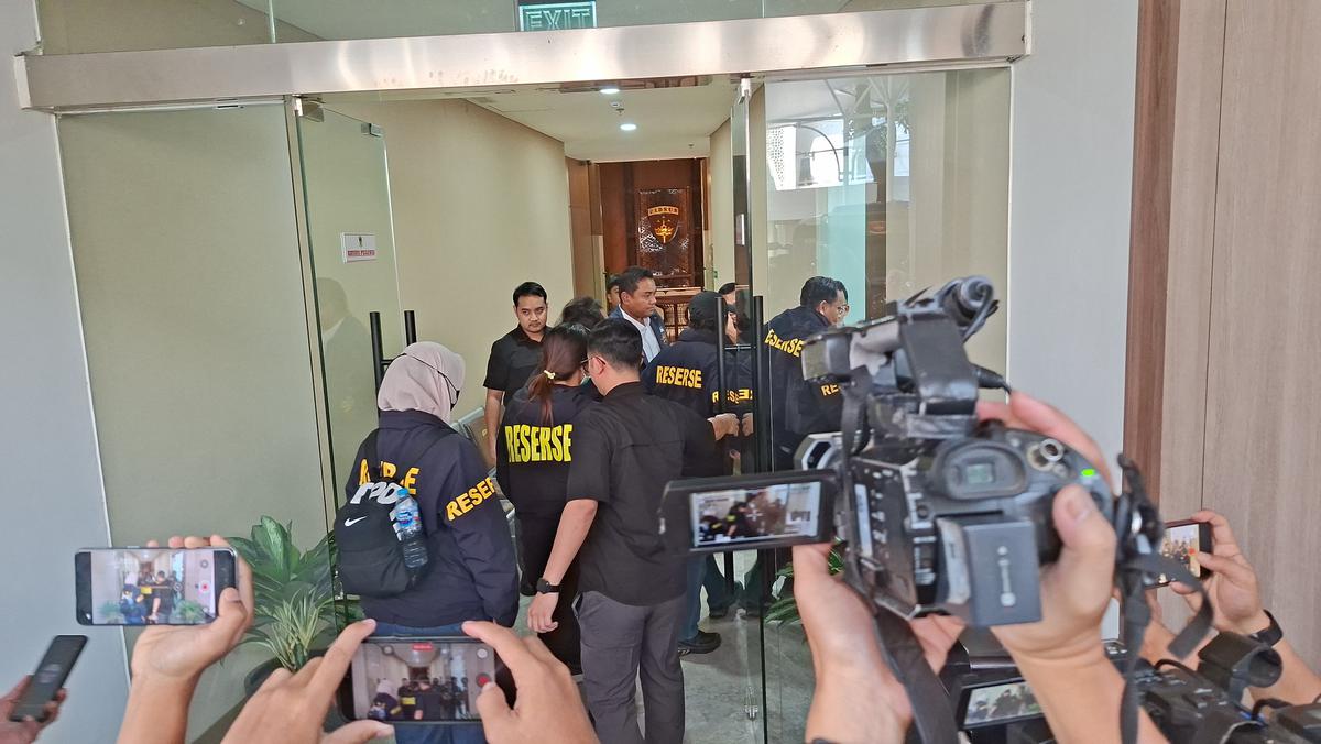 Penyidik Korps Pemberantasan Tindak Pidana Korupsi (Kortas Tipidkor) Polri dan Direktorat Reserse Kriminal Khusus (Dirreskrimsus) Polda Metro Jaya mendatangi Kejaksaan Agung (Kejagung) (Liputan6.com/Rifqy Alief Abiyya)