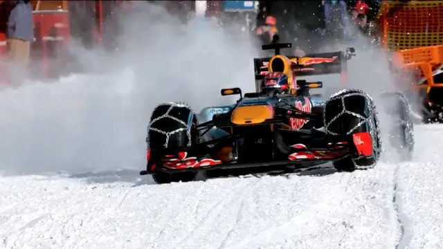 Max Verstappen menyelesaikan demo Formula 1 di pegunungan bersalju Kitzbühel, Austria. Verstappen mengendarai Red Bull RB7 2011 yang dilengkapi rantai salju pada keempat bannya.