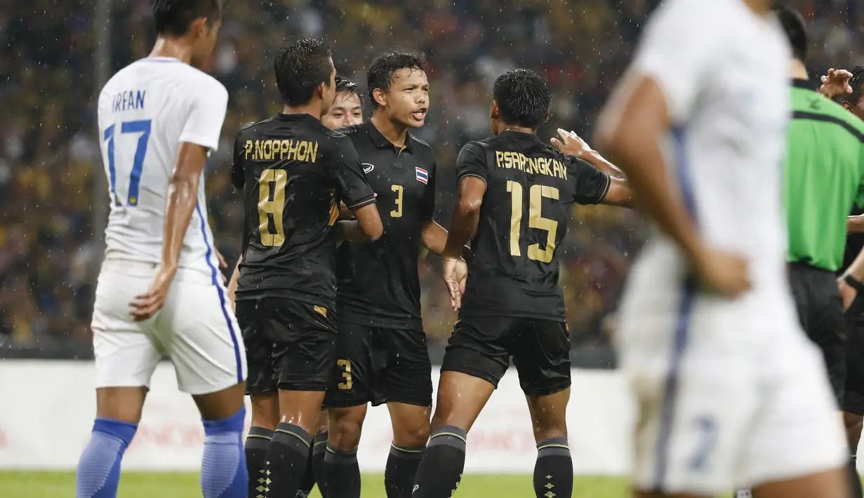 Para pemain Thailand merayakan gol ke gawang Malaysia pada final sepak bola putra SEA Games 2017 di Stadion Shah Alam, Malaysia (29/8/2017). Thailand menang 1-0. (AP/Vincent Thian)