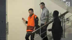 Bupati Jombang Nyono Suharli Wihandoko dikawal petugas berjalan keluar usai menjalani pemeriksaan perdana di Gedung KPK, Jakarta, Rabu (7/2). Nyono diperiksa sebagai tersangka dalam Operasi Tangkap Tangan (OTT) KPK. (Liputan6.com/Herman Zakharia)