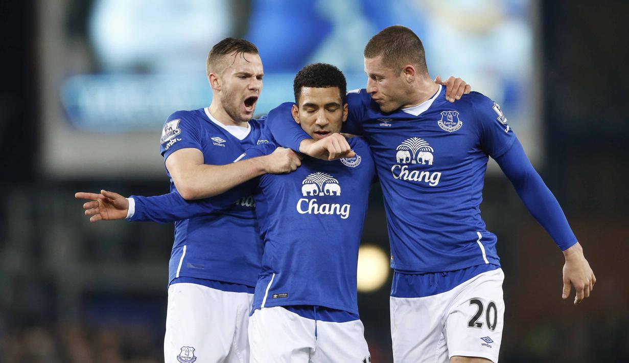 Pemain Everton, Aaron Lennon merayakan golnya bersama Ross Barkley dan Tom Cleverley pada lanjutan liga Premier Inggris di Stadion Goodison Park, Senin (4/1//2016) dini hari WIB. (Reuters/Carl Recine)