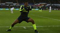 Penyerang Arsenal, Alex Iwobi, merayakan gol yang dicetaknya ke gawang Swansea pada laga Liga Inggris di Stadion Liberty, Wales, Sabtu (14/1/2017). (AFP/Geoff Caddick)