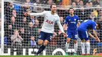 Gelandang Tottenham Hotspur, Christian Eriksen mencetak gol indah ke gawang Chelsea pada pekan ke-32 Premier League di Stamford Bridge, London, (1/4/2018). Tottenham menang 3-1. (AFP/Glyn Kirk)