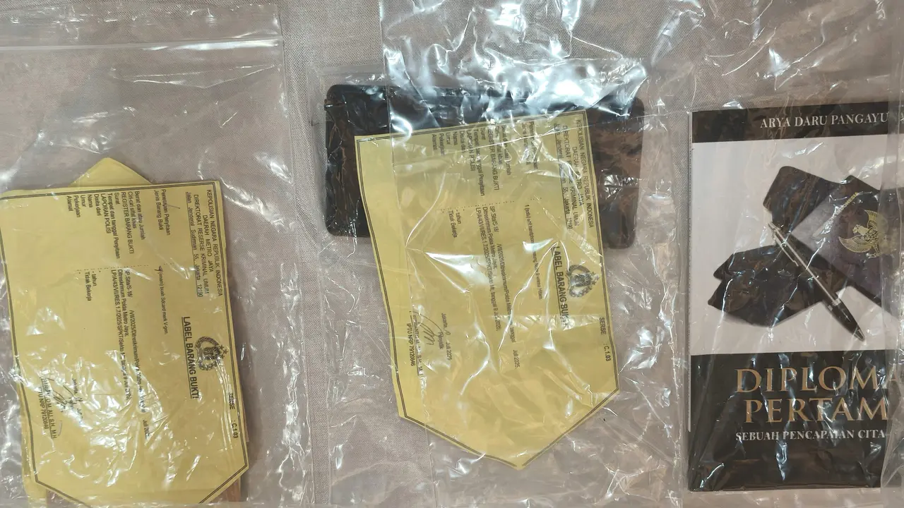 Barang Bukti yang Disita Polisi dari Kematian Diplomat Muda Kemlu Arya Daru Pangayunan