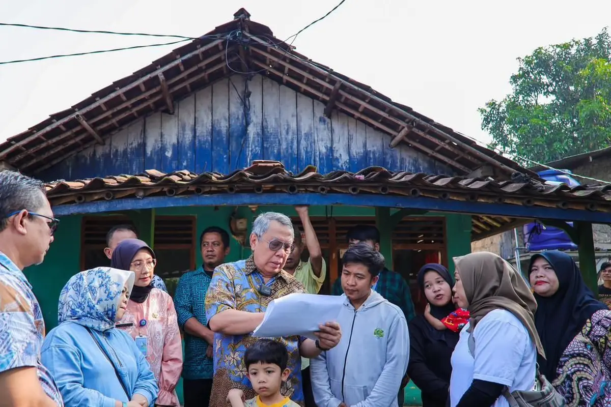 Wali Kota Tangsel, Benyamin Davnie, usai melakukan serah terima kunci rumah milik Tomasrulloh, warga penerima bantuan program bedah rumah di kawasan Lengkong Karya, Kecamatan Serpong Utara. (Istimewa)