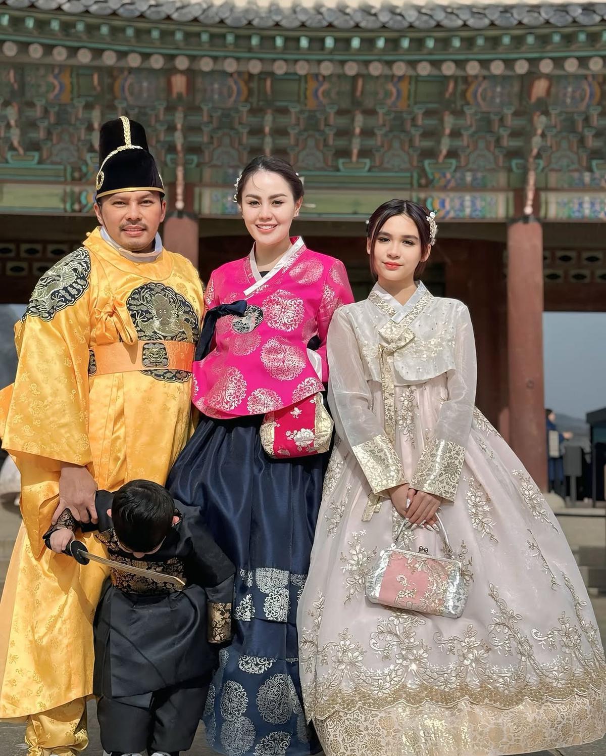 Potret Jennifer Dunn dan Keluarga Pakai Hanbok saat Nikmati Momen di Istana Gyeongbok