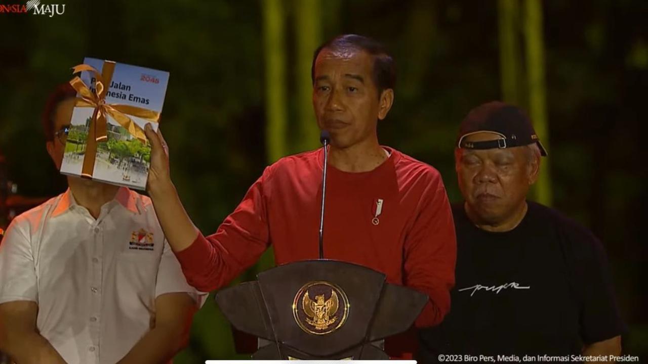 Menurut Jokowi, para pekerja di IKN bertugas tidak kenal lelah, siang maupun malam, demi terwujudnya ibu kota baru untuk Indonesia sesegera mungkin.<br>