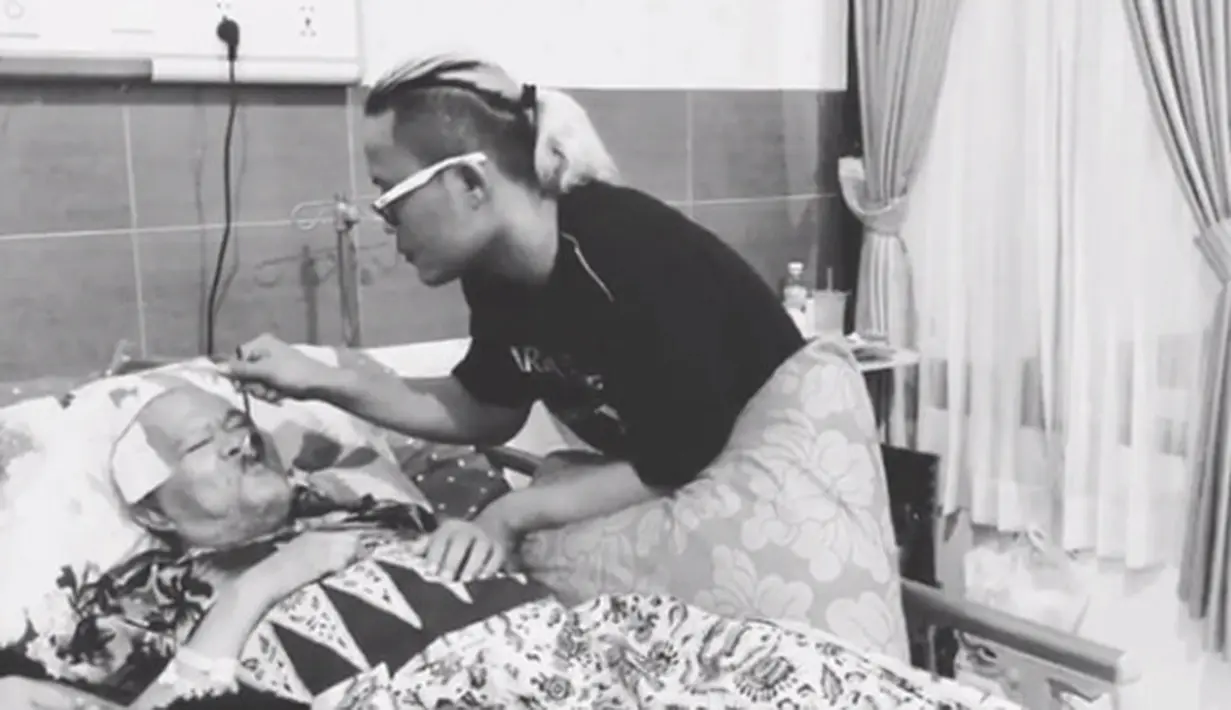 Kabar duka kembali datang dari dunia hiburan tanah air. Ayahanda dari Sule, Dodo Mulyadi telah meninggal dunia pada Rabu (11/10/2017), pukul 07.00 WIB di Bandung, Jawa Barat. (Instagram/ferdinan_sule)