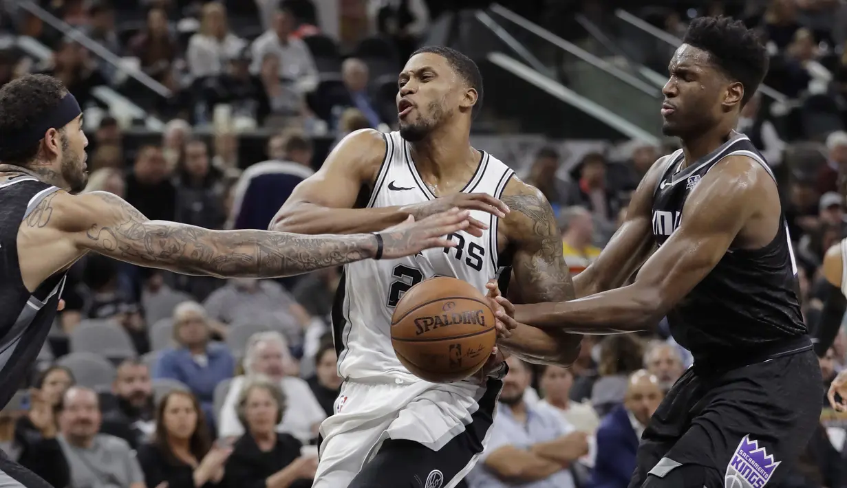 Pemain San Antonio Spurs, Rudy Gay (tengah) berebut bola dengan dua pemain Sacramento Kings pada laga NBA basketball game di A&T Center, San Antonio, (9/4/2018). Spurs menang 98-85. (AP/Eric Gay)