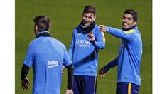 Luis Suarez heran dengan cara Lionel Messi membuat gol di sesi latihan resmi persiapan jelang Piala Dunia Antar Klub 2015 di Yokohama, Jepang.