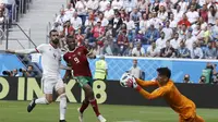 Bek Timnas Iran, Rouzbeh Cheshmi (No. 4), harus merelakan kiprah di Piala Dunia 2018 berakhir lebih cepat setelah mengalami cedera saat berlatih. (AP Photo/Themba Hadebe)