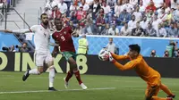 Bek Timnas Iran, Rouzbeh Cheshmi (No. 4), harus merelakan kiprah di Piala Dunia 2018 berakhir lebih cepat setelah mengalami cedera saat berlatih. (AP Photo/Themba Hadebe)