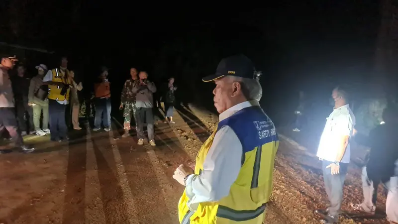 Menteri Pekerjaan Umum dan Perumahan Rakyat (PUPR) Basuki Hadimuljono meninjau lokasi longsor di Jalan Nasional Cianjur-Puncak. (Dok Kementerian PUPR)