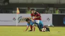 Pemain Timnas Indonesia U-19, Muhammad Iqbal (kanan) berebut bola dengan pemain Espanyol B pada laga persahabatan di Stadion GBLA, Bandung, (15/7/2017). Timnas U-19 kalah 2-4. (Bola.com/Nicklas Hanoatubun)
