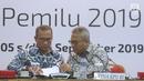 Ketua KPU RI, Arief Budiman (kanan) bersama komisioner KPU, Hasyim Asy’ari saat rapat pleno rekapitulasi DPT tingkat nasional di Jakarta, Rabu (5/9). Rapat pleno dihadiri perwakilan partai politik peserta Pemilu 2019. (Liputan6.com/Helmi Fithriansyah)