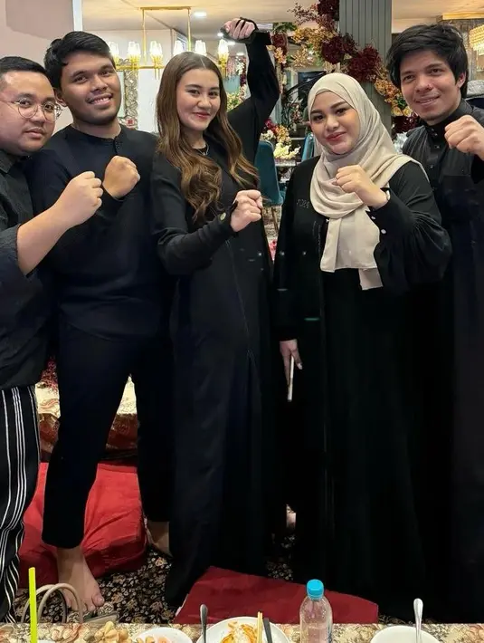 Aaliyah Massaid juga turut hadir mengenakan gamis warna senada dengan Aurel Hermansyah. Di sampingnya, ada sang kekasih, Thariq Halilintar yang mengenakan baju koko warna senada dengan busananya. [@astridkuya/@maiaestiatyreal/@aurelie.hermansyah]