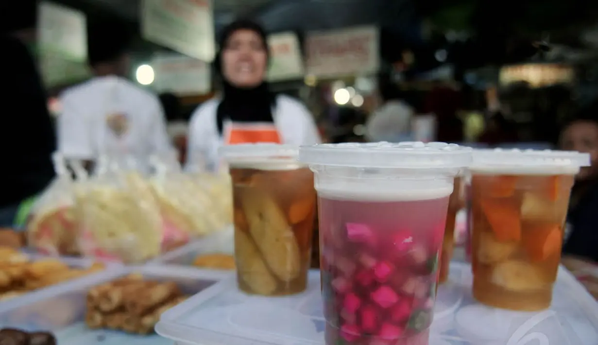 Aneka minuman yang dijual di Pasar Takjil Benhil, Jakarta, Selasa, (1/7/14). (Liputan6.com/Johan Tallo)