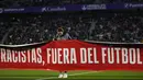 Sebuah spanduk bertuliskan dalam bahasa Spanyol, "Rasis, menjauhlah dari sepak bola" ditampilkan sebelum pertandingan La Liga Spanyol antara Valladolid vs Barcelona di stadion Jose Zorrilla Selasa, 23 Mei 2023. (AP Photo/Manu Fernandez)